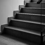 Schody z płytek drewnopodobnych – kiedy to dobry pomysł?